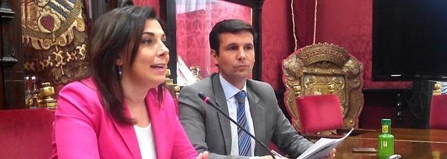 Concejales del PSOE Raquel Ruz y Paco Cuenca en la rueda de prensa. ID2014