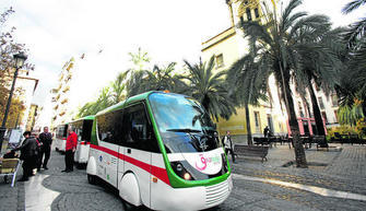 Imagen del tren turístico que sube hasta la Alhambra, una infraestructura que ha desatado la polémica entre varios grupos políticos municipales. GH 2014