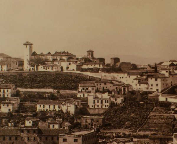 Iglesia de San Nicolás - La iglesia, en una fotografía tomada desde la Alhambra, poco después del incendio (1932). Puede observarse la destrucción de la techumbre del edificio debido al fuego