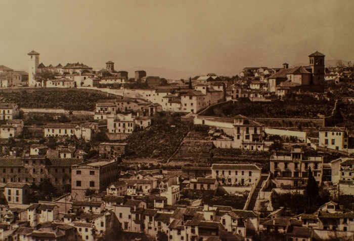 Iglesia de San Nicolás - La iglesia, en una fotografía tomada desde la Alhambra, poco después del incendio (1932). Puede observarse la destrucción de la techumbre del edificio debido al fuego