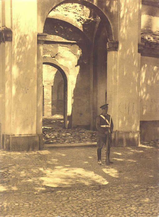 Iglesia de San Nicolás - Un guardia de asalto custodia el templo, tras el incendio