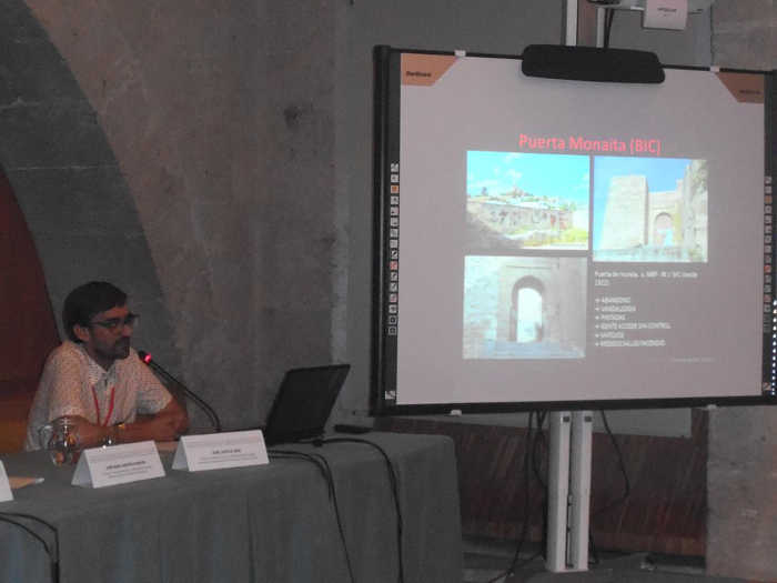 Juan Antonio Sánchez presentado la comunicación sobre la degradación urbana del Albayzín en las Jornadas de Hispania Nostra 2014 en la Alhambra.