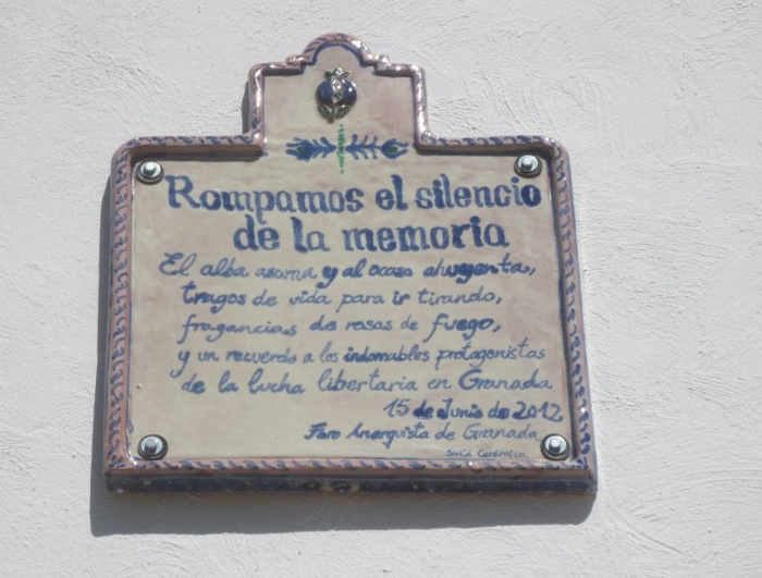 Placa en  la fachada de la casa donde vivió la familia Quero en la Placeta de las Castillas, 20. Foto Mapa Memoria Granada
