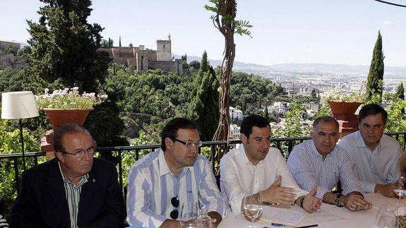 Moreno Bonilla, con La Alhambra a sus espaldas / G. MOLERO