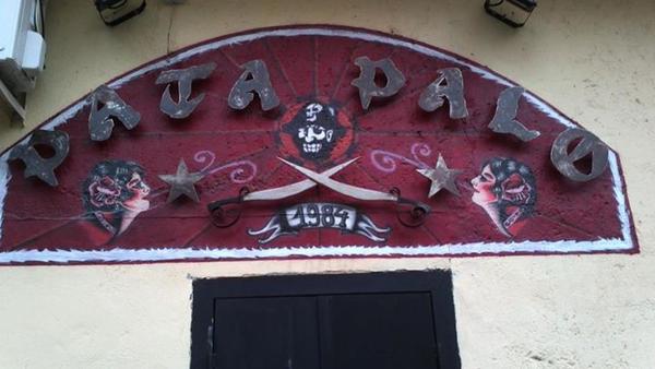 Puerta de acceso al Pub Pata Palo en la calle de los Naranjos, 2