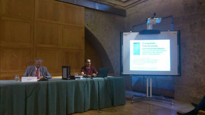 Vincent Morales miembro de la Asociación Bajo Albayzín presentando una comunicación sobre "Los empredados del Albayzín" en las Jornadas Hispania Nostra en la Alhambra 2014