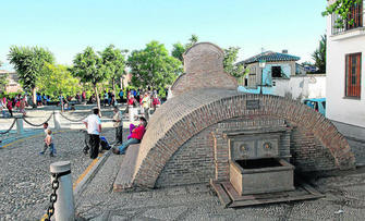 El aljibe de la plaza de San Nicolás es uno de los más conocidos del Albaicín por el volumen y el enclave en el que se encuentra. GH 2014