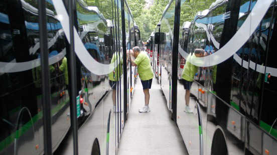 Los ciudadanos pudieron conocer los autobuses hace una semana. Foto: Álex Cámara AG 2014