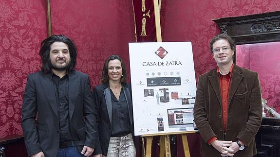 Rocío Díaz (c) y Manuel Morales presentaron el logotipo ganador de la Casa de Zafra, centro de interpretación del Albaicín/ / GONZÁLEZ MOLERO