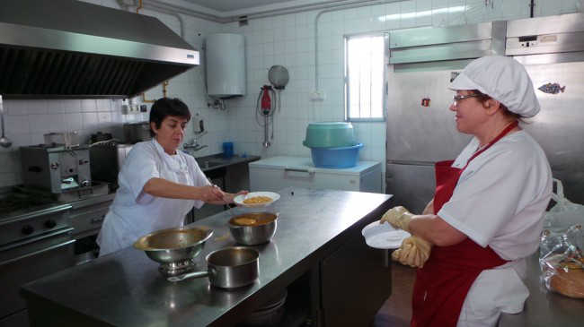 Leo y Cristina, en la cocina del comedor del colegio público Gómez Moreno. GiM 2014