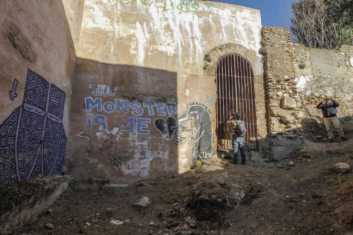 Puerta Monaita, un BIC invadido lleno de pintadas, botellones, suciedad… Foto Alfredo Aguilar ID 2014