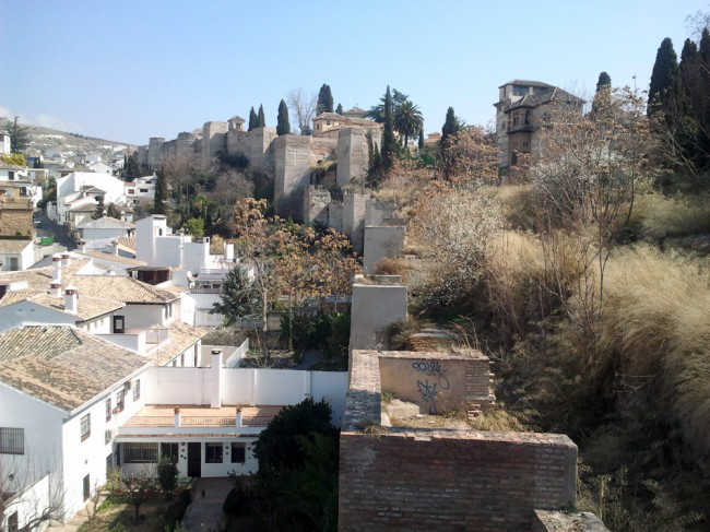 Vista desde Puerta Monaita del nterior de la muralla zirí.