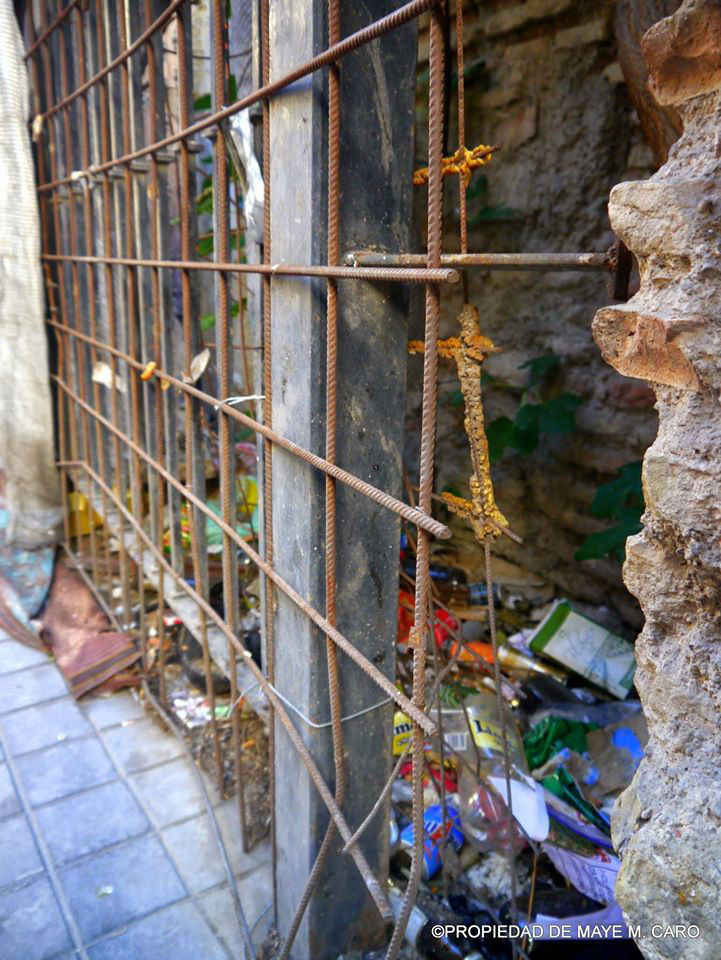Basura en el vallado de la obra parada de la iglesia de San Andrés. 2014