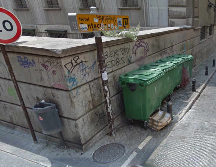 Esquina de Elvira con los contenedores de la calle Valentin Barrecheguren, a espaldas del edificio Banco de España. 