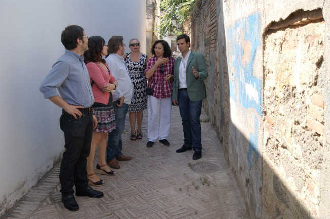 Los ediles socialistas junto a la presidenta de los vecinos del bajo Albaicín, Lola Boloix, segunda por la derecha.