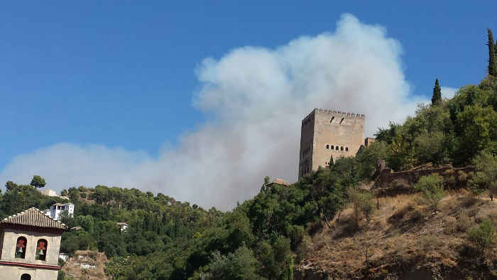 Incendio Lomas del Genil visto desde el Albayzín 22-08-2014 