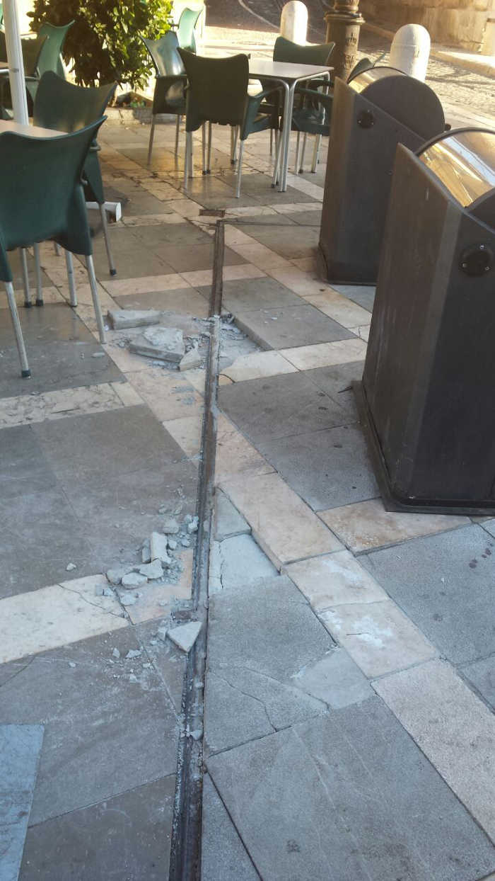Mal estado del pavimento junto a la plataforma de los contenedores de Plaza Nueva. 2014