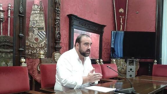 Francisco Puentedura concejal IU en rueda de prensa.