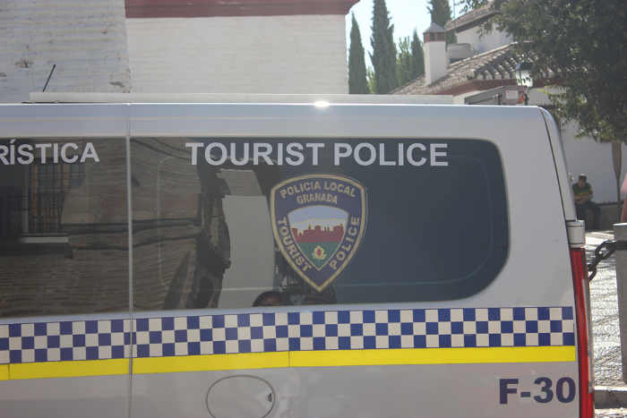 La Polícia Turística se encarga de informar a los turistas y disuadir de posibles hurtos. GiM