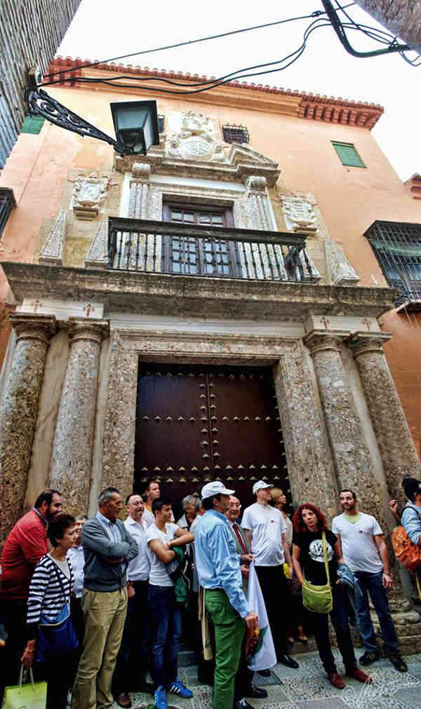 Concentración a las puertas del Museo Arqueológico pidiendo su reapertura. Septiembre 2014