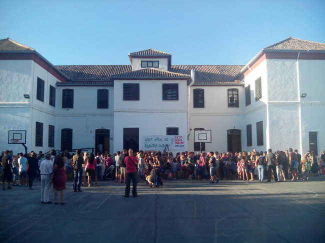 Los alumnos del Gómez Moreno esperan en el patio el momento de entrar e iniciar un nuevo curso. GiM 2014