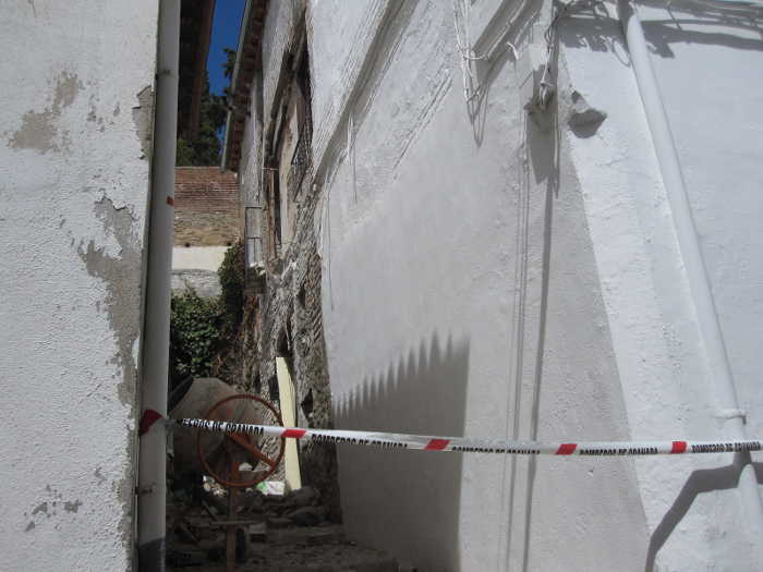 Una farola se desprende de la fachada en este callejoncito de Aljibe Trillo 2014