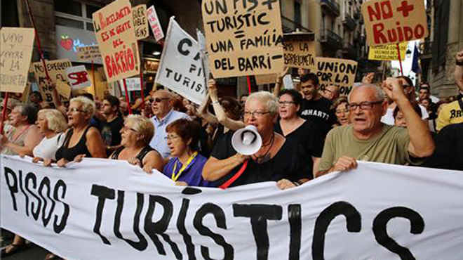 Manifestación en Barcelona contra los efectos del turismo descontrolado que ha invadido el barrio de La Barceloneta.