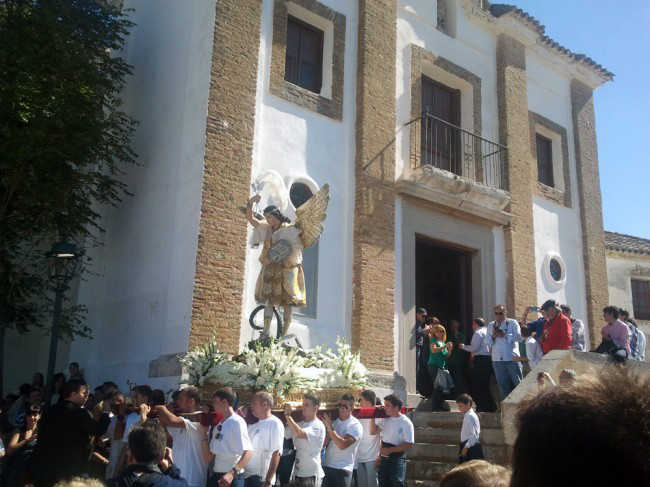 Costaleros se disponen a subir de espaldas el santo a la ermita de San Miguel. Archivo