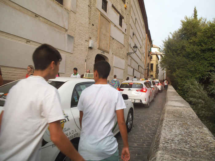 Taxis cubriendo la Carrera del Darro peatonal 20 sep 2014