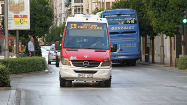 Los microbuses, objeto de críticas por parte de IU. Foto: Álex Cámara