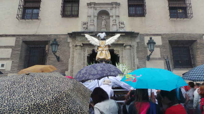 San Miguel Árcangel regresa a la Iglesia del Salvador a causa de la lluvia. GiM