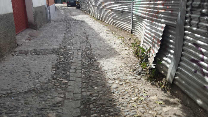 Calle y chapas aparcamiento Zenete 20141011