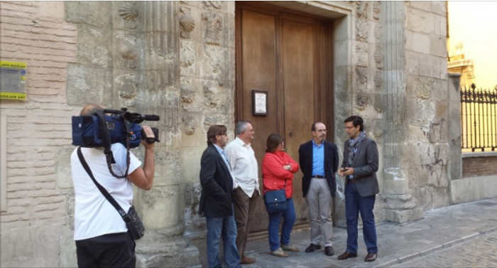 Dirigentes del PSOE local ante las puertas del cerrado Museo Arqueológico. GD 2014