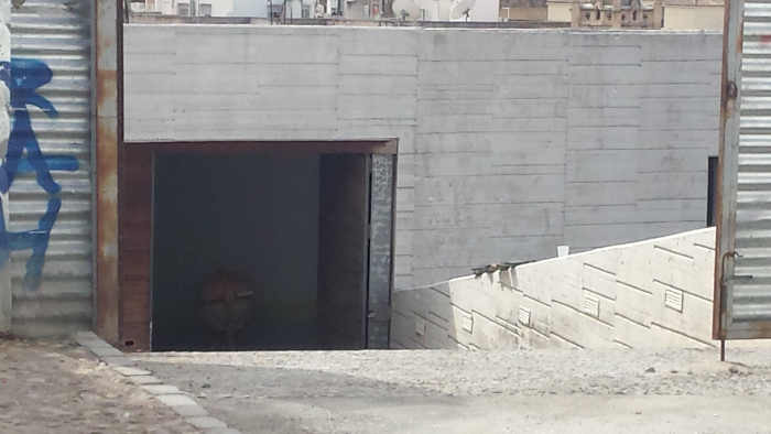 Puerta abierta en el aparcamiento del Zenete 20141011