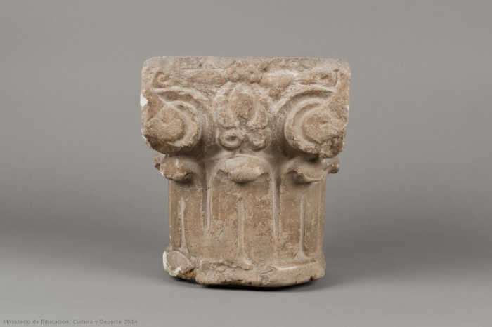 Capitel nazarí de principios del siglo XIII hallado en el Albayzín. Actualmente en el Museo Arqueológico Nacional en Madrid