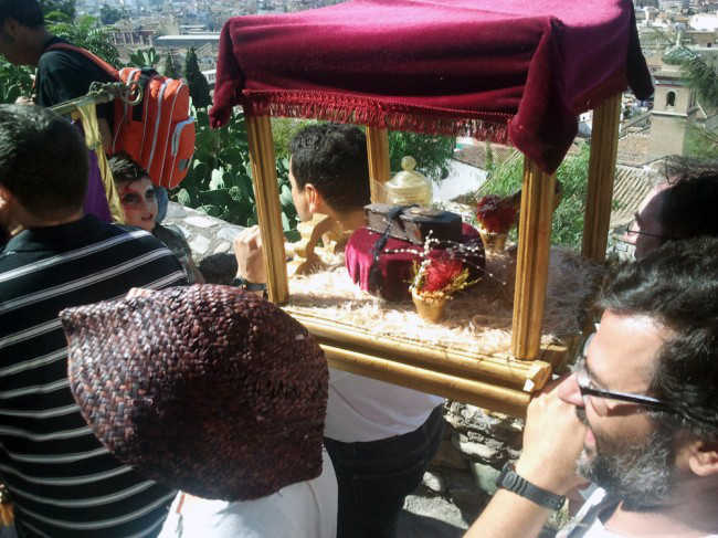 Los costaleros de la Hermandad del Santo Meñique llevan el paso por el Carril de la Lona. GiM 2014