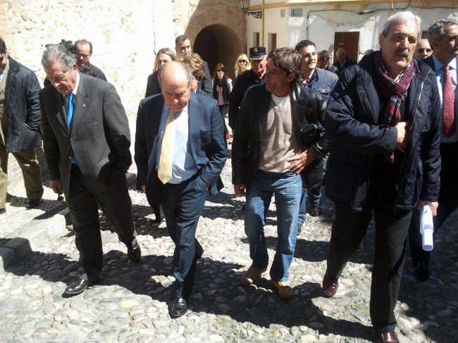 El alcalde de Granada, en el Arco de las Pesas, en una visita al barrio del Albaicín. GiM