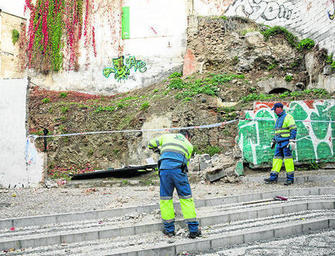 En el Albaicín los operarios municipales arreglan la zona tras la caída de un muro. GH