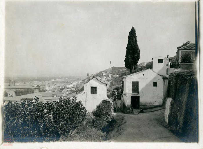 Un rincón del Albayzín.  Vista del Carril de la Lona, al fondo a la izquierda el Hospital Real. Sin fecha.