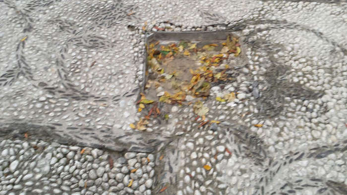 Empedrado destrozado en la peatonal Placeta San José  20141219