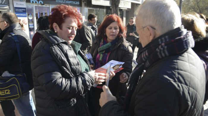 La secretaria general del PSOE de Granada, Teresa Jiménez, reparte folletos de su campaña en Puerta Real. Foto: Alberto Franco