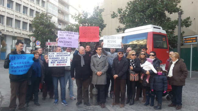 Los trabajadores despedidos junto a algunos familiares y el portavoz y candidato socialista a la alcaldía Paco Cuenca. GiM 2014