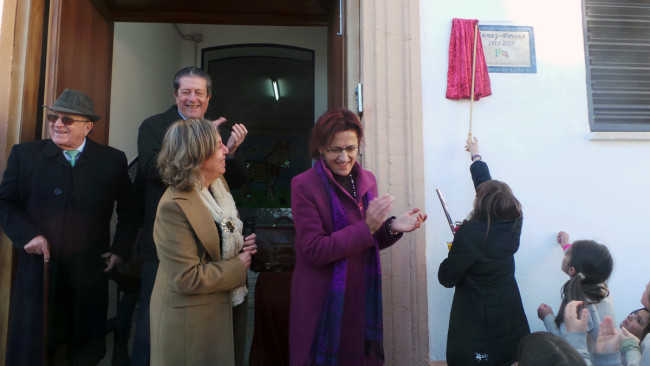 Una niña descubre la placa en presencia de Ana Gámez, Isabel López, Mayor Zaragoza y Miguel Carrascosa.