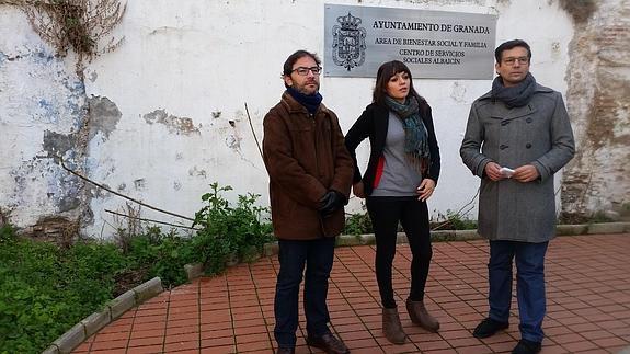 Concejales del PSOE en la puerta del Centro de Servicios Sociales del Albayzín.