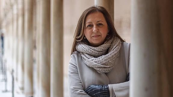 La directora del Patronato de la Alhambra posa en el Patio de los Leones, uno de los lugares emblemáticos del monumento. / Alfredo Aguilar