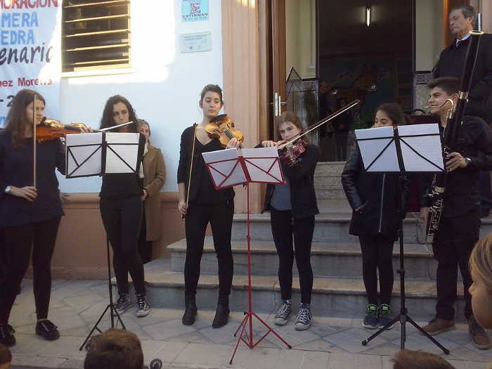 Intervención musical de un grupo de antiguos alumnos del colegio  (Foto de Margarita Marín)