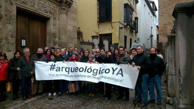 Imagen de la concentración hoy en la Carrera del Darro, junto al Museo Arqueológico.