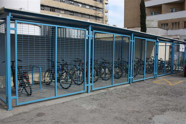 Las ‘jaulas’ de bicicletas del Virgen de las Nieves. Foto: HUVN.