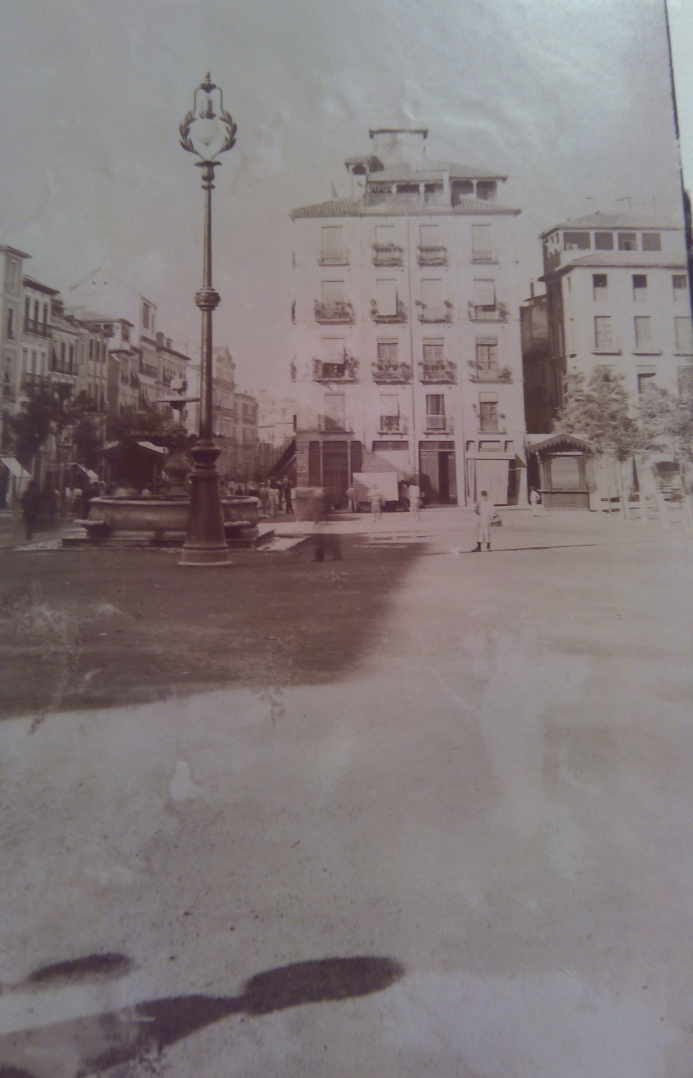 Foto de Plaza Nueva h. 1898 con una de las primeras farolas eléctricas.