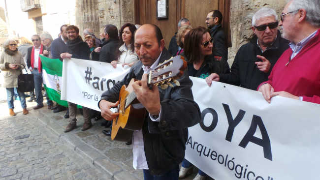 Manuel ‘el de la Loles’ tocó la guitarra en la concentración de la Plataforma por la reapertura del Museo Arqueológico.